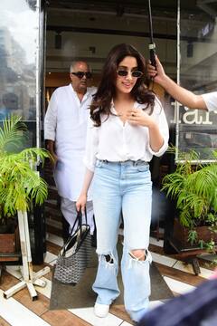 Janhvi Kapoor Pics: ‘मिली’ टीजर के बीच पिता बोनी और बहन खुशी के स्पॉट हुईं जाह्नवी कपूर, देखें तस्वीरें