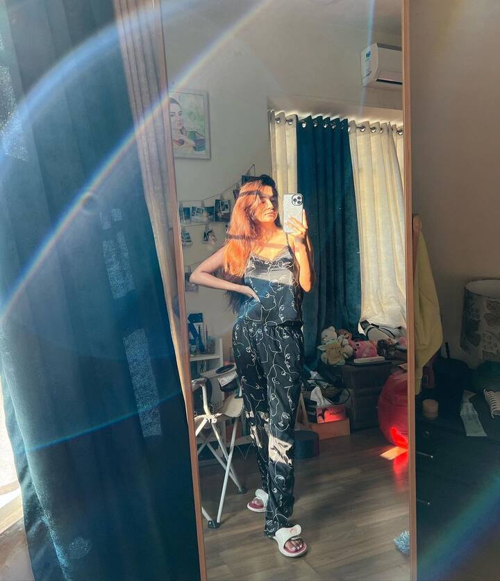 अनुष्काने केवळ तिच्या अभिनयानेच नव्हे तर तिच्या स्टायलिश लूकनेही लक्ष वेधून घेतले आहे. (फोटो सौजन्य :anushkasen0408/इंस्टाग्राम)