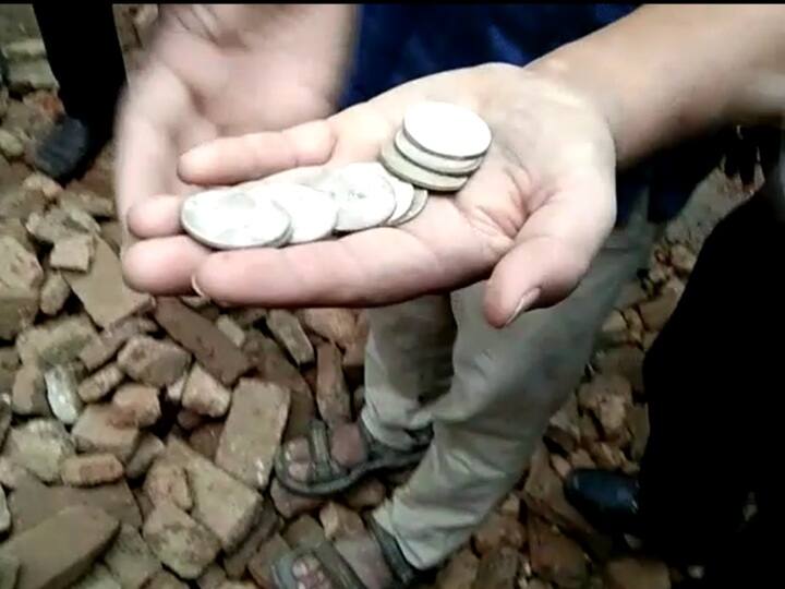 Badaun News Nagar Palika Found Silver Coins inside Old House while demolishing it many reached to claim ownership ANN Badaun News: पुराने जर्जर मकान की दीवार से निकला ऐसा खजाना, लूटने के लिए लग गई सैकड़ों की भीड़! जानें पूरा मामला