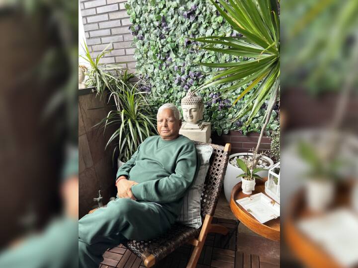 लालू यादव के इस हंसते हुए तस्वीर को देखिए. वीडियो और सारी तस्वीरों को रोहिणी आचार्य ने अपने ट्विटर हैंडल से बुधवार को शेयर किया है. आरजेडी सुप्रीमो किडनी की गंभीर बीमारी से पीड़ित हैं. इलाज के लिए बीते मंगलवार को सिंगापुर के लिए रवाना हुए थे.