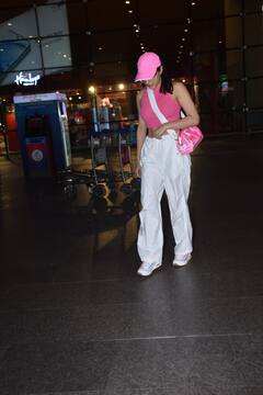 Photos: एयरपोर्ट पर कैजुअल लुक में स्‍पॉट हुईं सारा अली खान, कूल अंदाज देख हो जाएंगे फिदा