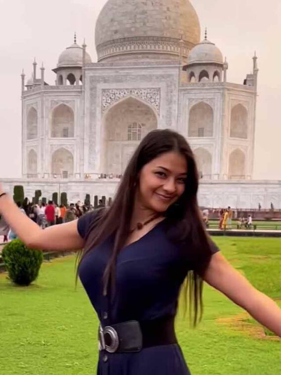 ताजमहल देखने पहुंची भोजपुरी क्वीन नम्रता मल्ला