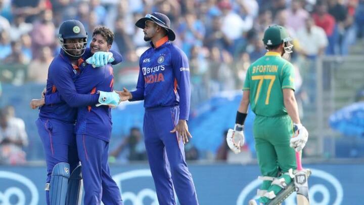 কুলদীপ যাদবের স্পিনের ভেল্কিতে মাত্র ছয় রানের নিজেদের শেষ চার উইকেট হারায় দক্ষিণ আফ্রিকা। ৯৯ রানেই শেষ হয়ে যায় দক্ষিণ আফ্রিকার ইনিংস।