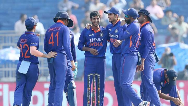 বাংলার শাহবাজ আহমেদও এই ম্যাচে দুইটি উইকেট নেন।