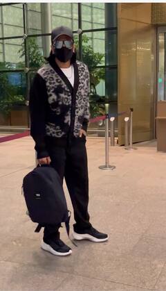 Ranveer Singh Airport Look: एयरपोर्ट पर डैशिंग लुक में स्पॉट हुए रणवीर सिंह, फैन्स के साथ ली सेल्फी, फोटोज वायरल