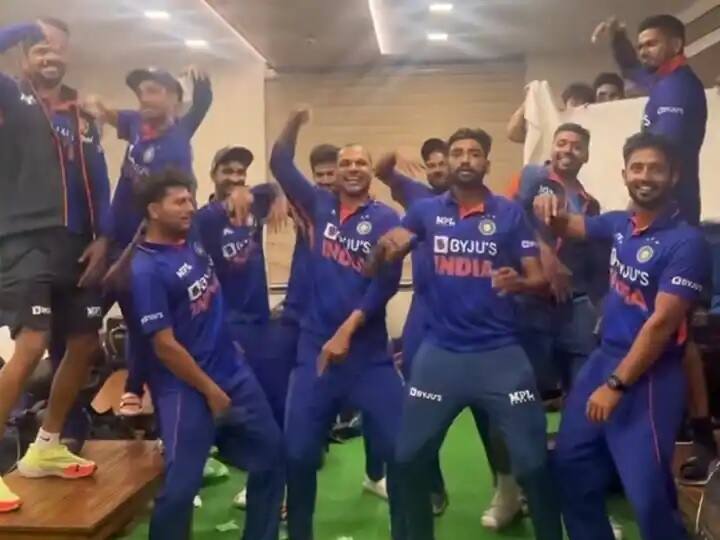 Indian cricketers performs punjabi dance on bolo ta ra ra ra song after series win against south africa Watch: જીત બાદ ધવન એન્ડ કંપનીએ મનાવ્યો જોરદાર જશ્ન, પંજાબી ગીત પર ખેલાડીઓનો ડાન્સ કરતો વીડિયો વાયરલ