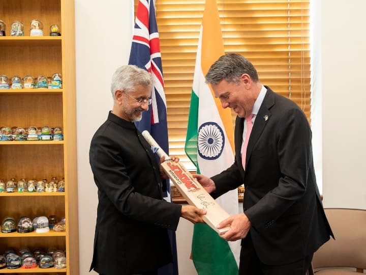 Virat Kohli Autographed Bat Gifted to Vice PM of Australia Richard marles by S Jaishankar T20 WC 2022: ऑस्ट्रेलिया के उप प्रधानमंत्री को विदेश मंत्री एस जयशंकर ने विराट का ऑटोग्राफ वाला बैट किया गिफ्ट