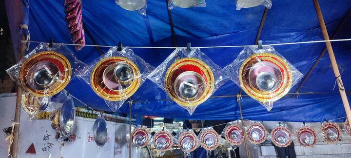 सुहागिन महिलाओं का सबसे बड़ा त्योहार करवा चौथ 13 अक्टूबर को मनाया जाएगा. जिसको लेकर खूब तैयारियां की जा रही हैं. महिलाएं इस दिन अपने पति की लंबी आयु अच्छे स्वास्थ्य और सुखी वैवाहिक जीवन के लिए निर्जला व्रत रखती हैं और शाम को चंद्रमा को अर्घ देकर अपना व्रत खोलती हैं.