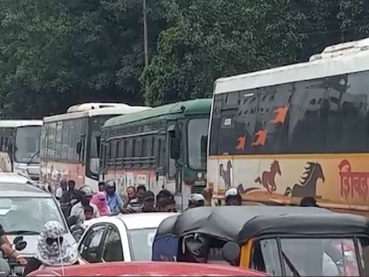 ST corporation in crisis of diesel shortage many buses  stand on spot swargate pune Pune ST Bus News : पुण्यात डिझेल अभावी एसटी बस जागेवरच; स्वारगेट आगारात बसच्या रांगाच रांगा