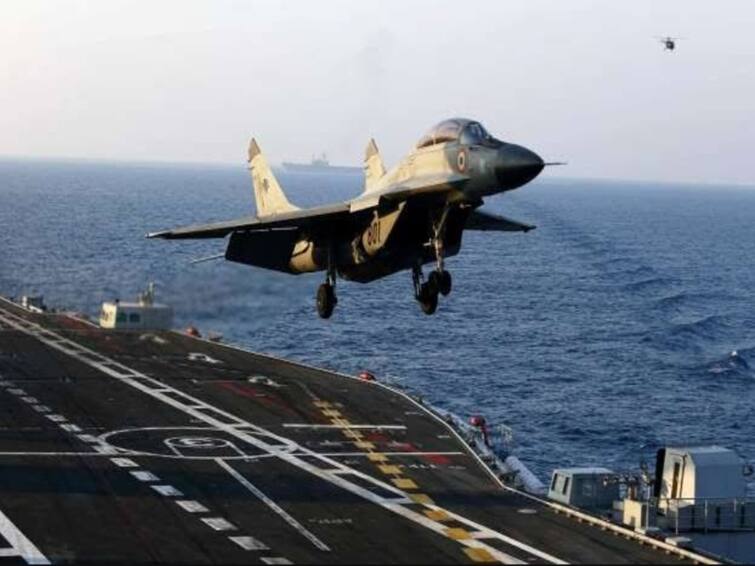 Indian Navys MiG 29K Fighter Jet Crashes Over Sea In Goa Pilot Ejected Safely IAF MiG 29K Fighter Jet Crash: விபத்துக்குள்ளானது மிக் 29K ரக போர் விமானம்.. விமானி உயிரோடு மீட்பு…