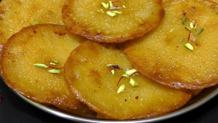 This Diwali try banana recipes Diwali Recipe: દિવાળીમાં ગેસ્ટને કંઇક અલગ જ ખવડાવવા માંગો છો? તો ટ્રાય કરો આ બનાના માલપુઆ