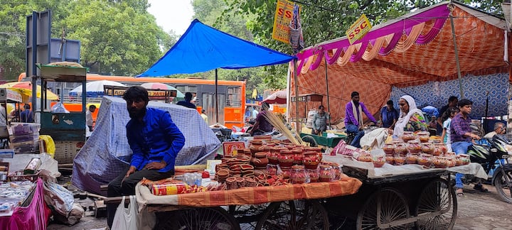 सुहागिन महिलाएं मेहंदी लगवाने के लिए पहुंच रही हैं. वहीं करवा चौथ के व्रत में खाई जाने वाली सरगी के पकवान की दुकानें भी लगी हुई हैं. जिसमें मठरी, मीठे पकवान आदि मिल रहे हैं. इसके साथ ही श्रृंगार और सजावट के सामान की दुकानें भी लगी हुई है. करवा चौथ की पूजा में करवा चौथ का कैलेंडर मिट्टी के दिए, मटकी, छलनी, पूजा की थाली, श्रृंगार का सामान आदि का इस्तेमाल होता है जिसके लिए दुकानों पर समान मिल रहा है.