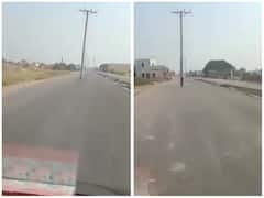 Video: मूर्ख इंजीनियर! कम से कम इस सड़क पर खड़े खंभों को देखकर तो लोग यही कह रहे हैं, देखें वीडियो