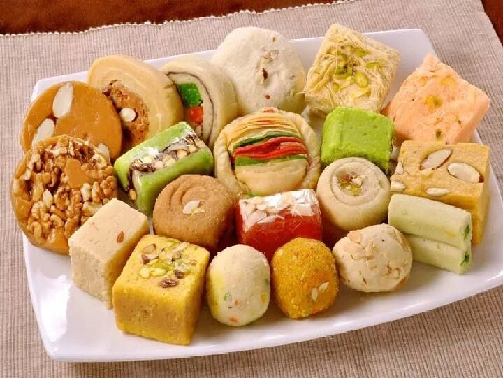 Diwali 2022 avoid adulterated sweets harmful to health marathi news Diwali 2022 : दिवाळीला मिठाई खरेदी करणार आहात? 'या' गोष्टींची विशेष काळजी घ्या