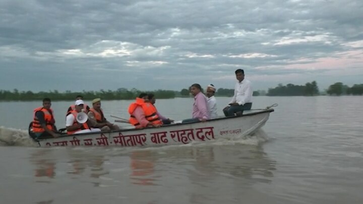 Sitapur News: भारी बारिश से सैकड़ो गांवों में जल प्रलय, बाढ़ प्रभावित इलाकों में राहत सामग्री लेकर पहुंचे विधायक