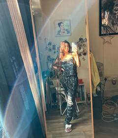 PHOTO: अनुष्का सेनेचा क्लासी अंदाज, कॅमेऱ्यासमोर दिल्या खास पोज!