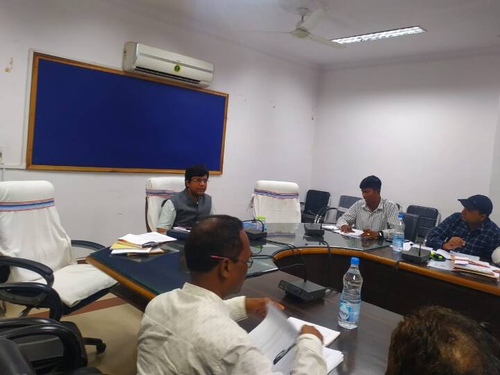 Jashpur collector review meeting gave Shaw Cause notice to Tehsildar in Chhattisgarh ANN Jashpur News: समीक्षा बैठक में भड़के कलेक्टर ने तहसीलदार को थमाया शो कॉज नोटिस, अधिकारियों को दिए निर्देश
