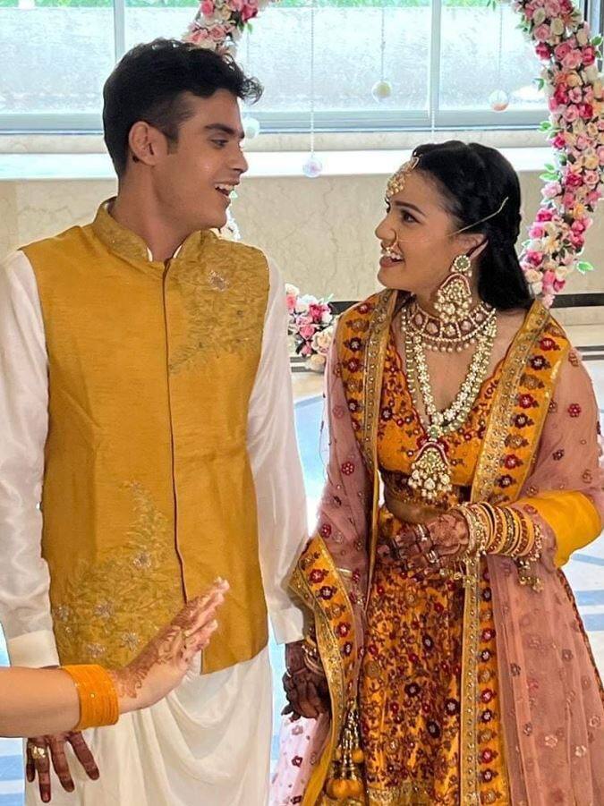 ‘पंड्या स्टोर’ फेम एक्ट्रेस सृष्टि माहेश्वरी (Shrashti Maheshwari) कल यानी 13 अक्टूबर 2022 को अपने पति करण वैद्य के लिए करवा चौथ का पहली बार व्रत रखेंगी. वह 19 जून 2022 को शादी के बंधन में बंधी थीं.