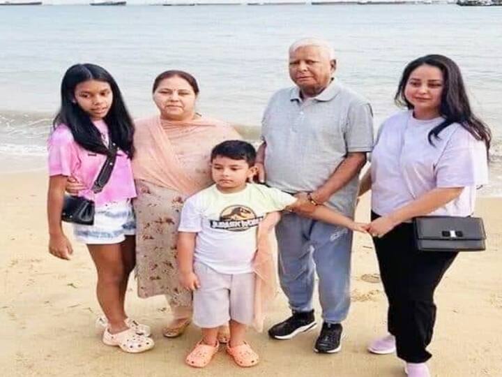 लालू प्रसाद यादव के साथ उनकी बेटी और सांसद मीसा भारती भी सिंगापुर गई हैं. इस तस्वीर में मीसा भारती भी दिख रही हैं.