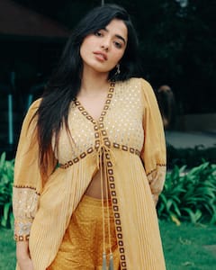 Kethika Sharma: కేతిక శర్మను చూస్తే మీకు ఏ పువ్వు గుర్తొస్తోంది?