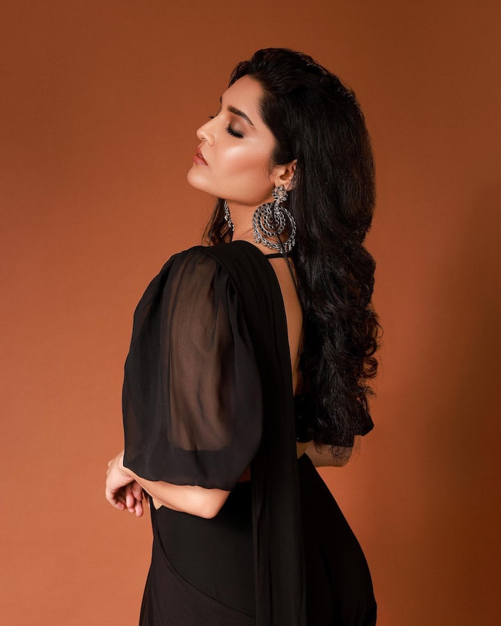 తెలుగులో సరైన ఆఫర్స్ లేకపోయినా తమిళంలో అడపాదడపా మెరుస్తోంది