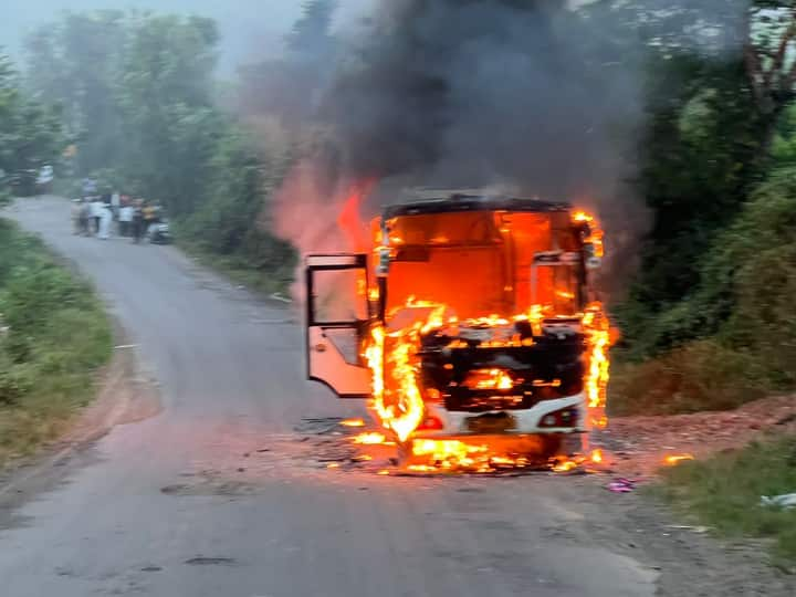 A private bus bound for Bhimashankar caught fire with 29 passengers pune Pune Bus Fire : 27 प्रवाशांसह भीमाशंकरला निघालेली खासगी बस पेटली; पुण्यात अग्नितांडव, प्रवाशी सुखरुप