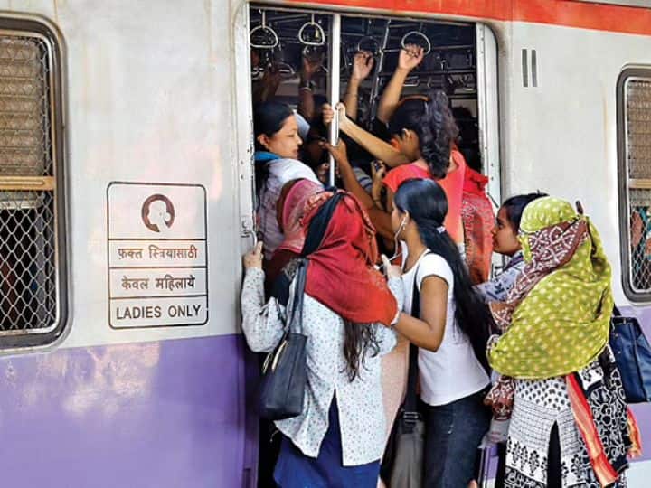 mumbai western local railway increases ladies compartments on mumbai local trains adds 25 seats marathi news Mumbai Local News : लोकल रेल्वेने प्रवास करणाऱ्या महिलांसाठी बातमी! पश्चिम रेल्वे लोकलमध्ये आणखी 25 जागा निश्चित
