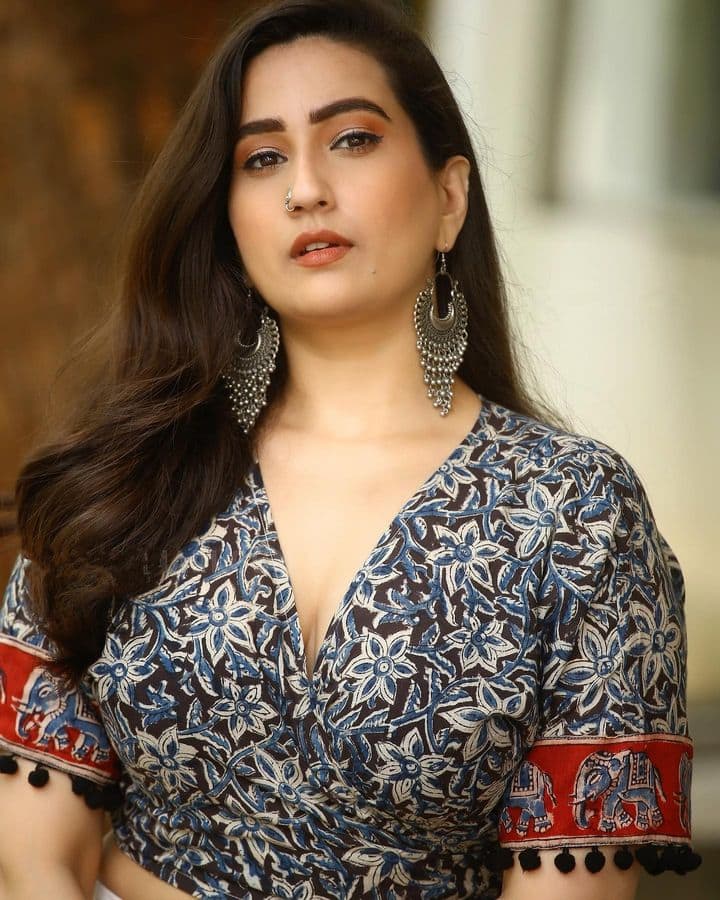 హీరోయిన్ అవాలని ఇండస్ట్రీలోకి అడుగుపెట్టిన మంజూష ప్రస్తుతం టాప్ యాంకర్ గా కొనసాగుతోంది.  Image Credit: Manjusha/ Facebook