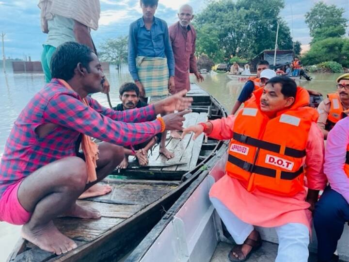Sitapur Uttar Pradesh MLA Gyan Tiwari took stock of flood affected areas distributed relief material ANN Sitapur News: भारी बारिश से सैकड़ो गांवों में जल प्रलय, बाढ़ प्रभावित इलाकों में राहत सामग्री लेकर पहुंचे विधायक
