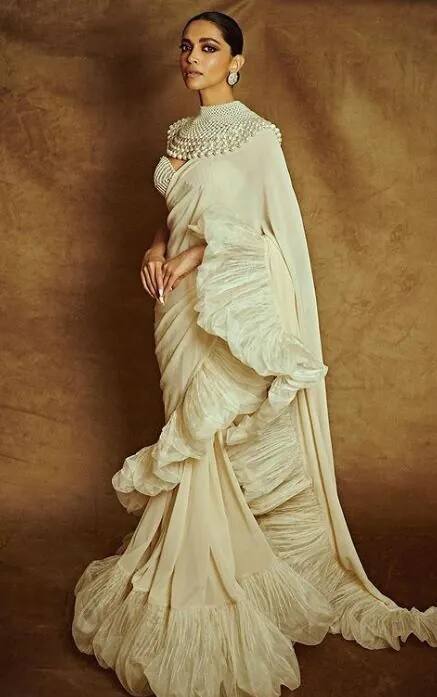 બોલિવૂડની ટોચની અભિનેત્રીઓમાંની એક દીપિકા પાદુકોણ એરપોર્ટ પર કોઈની સામે તાકી રહેલી જોવા મળે તો નવાઈ પામવાની જરૂર નથી. દીપિકા પાદુકોણને આ વિચિત્ર આદત છે કે તે એરપોર્ટ પર લોકોને જોવે છે.