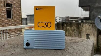 Realme C30 फोन को भी 6 हजार के आसपास की कीमत पर खरीदा जा सकता है. फोन में 6.5 इंच की एचडी प्लस डिस्प्ले और Unisoc T612 प्रोसेसर दिया गया है. फोन में 3 जीबी तक रैम + 32 जीबी तक की स्टोरेज मिलती है. कैमरे की बात करें तो फोन में 8 मेगापिक्सल का रियर कैमरा और 5 मेगापिक्सल का फ्रंट कैमरा दिया गया है.