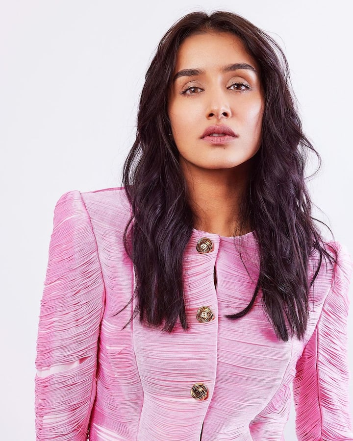 ती 'नागिन' आणि 'चालबाज इन लंडन' या चित्रपटांमुळेही चर्चेत आहे. श्रद्धाचे चाहते तिला पुन्हा पडद्यावर पाहण्यासाठी उत्सुक आहेत.(फोटो सौजन्य :shraddhakapoor/इंस्टाग्राम)