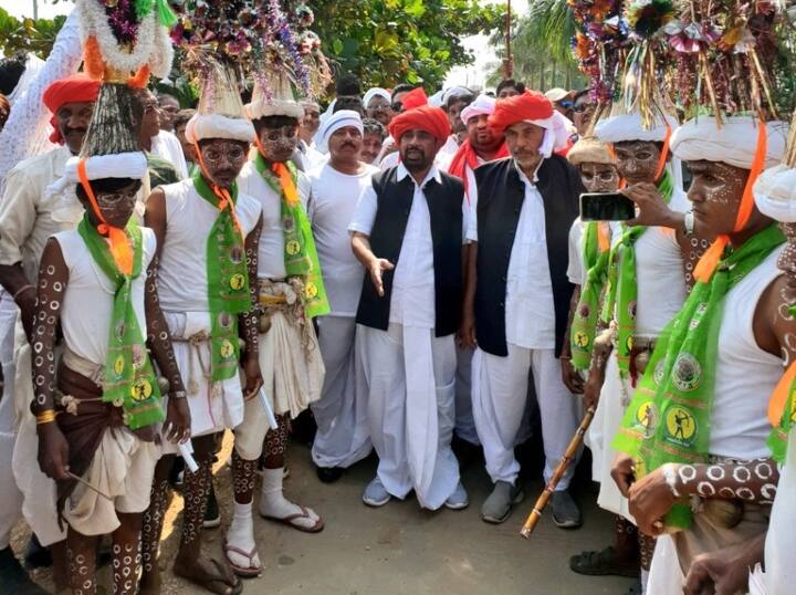 There are 55 seats of tribes in Gujarat and Rajasthan Congress BJP and AAP are trying to win Tribal Politics: गुजरात-राजस्थान में हैं आदिवासियों की 55 सीटें, कांग्रेस,बीजेपी और आप भिड़ा रही हैं जीतने की जुगत