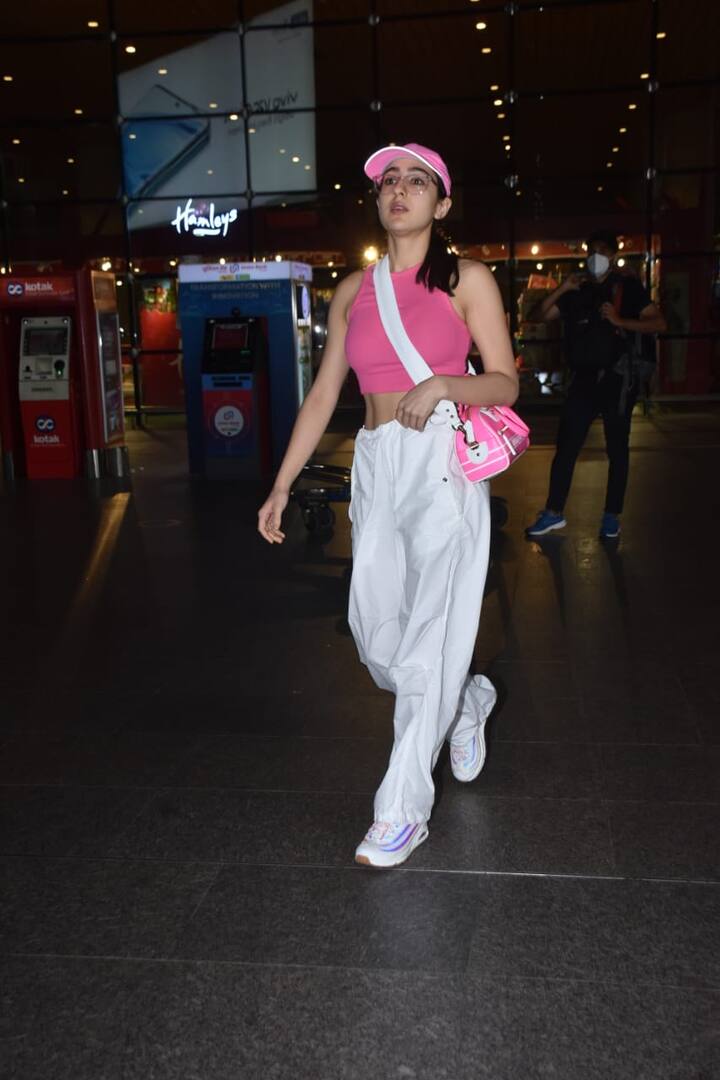 బాలీవుడ్‌ స్టార్‌ కిడ్ సారా అలీ ఖాన్ 2018లో సినిమా రంగంలో అడుగు పెట్టింది.