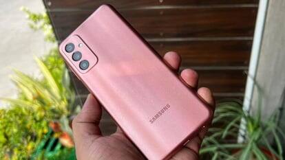 Samsung Galaxy F13 को भी 10 हजार से कम कीमत में खरीदा जा सकता है. Samsung Galaxy F13 में बड़ी बैटरी, शानदार डिस्प्ले और फास्ट प्रोसेसर के साथ कई बढ़िया फीचर्स दिए गए हैं. फोन में 60Hz रिफ्रेश रेट वाली 6.60 इंच की डिस्प्ले मिलती है. इसमें Exynos 850 प्रोसेसर के साथ 6 जीबी तक रैम + 128 जीबी तक की स्टोरेज मिलती है. फोन में 6000mAh बैटरी और 50 मेगापिक्सल का कैमरा दिया गया है.