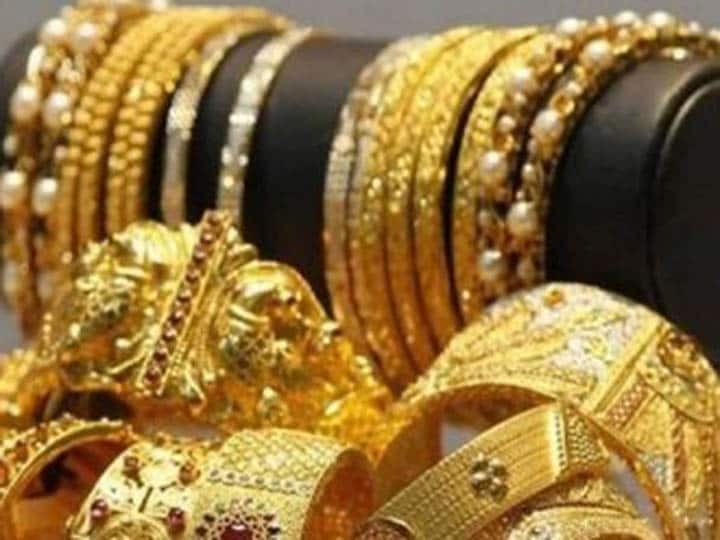 gold rate today gold and silver price in on 15th october 2022 gold and silver rate down today marathi news Gold Rate Today : दिवाळीच्या मुहूर्तावर ग्राहकांना सोनं खरेदी करण्याची चांगली संधी; तर चांदीही झाली स्वस्त, वाचा आजचे दर