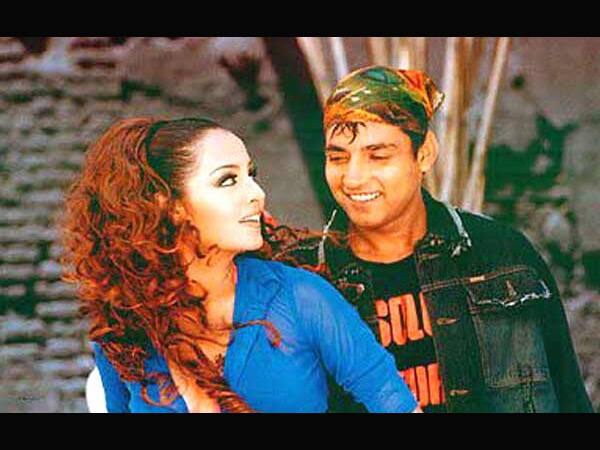 अजय जड़ेजा - फेमस क्रिकेटर रह चुके अजय जड़ेजा ने 2003 की फिल्म ‘खेल’ में सेलिना जेटली के साथ रोमांस किया. हालांकि अजय का फिल्मी करियर ज्यादा चल नहीं पाया.
