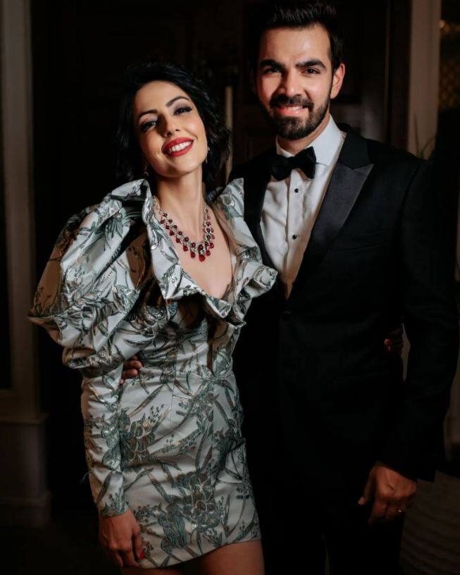 फेमस एक्ट्रेस पॉपी जब्बल (Poppy Jabbal) कल अपने एक्टर पति करण वी ग्रोवर की लंबी उम्र के लिए व्रत रखेंगी. उन्होंने 31 मई 2022 को हिमाचल प्रदेश में शादी की थी.