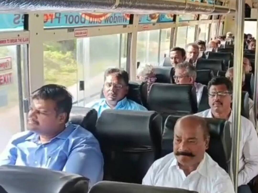 டீசல் சிக்கனத்திற்காக அரசு பேருந்தில் பயணம் செய்த கரூர் மாவட்ட ஆட்சியர் district collector traveled in by government bus to save diesel டீசல் சிக்கனத்திற்காக அரசு பேருந்தில் பயணம் செய்த கரூர் மாவட்ட ஆட்சியர்