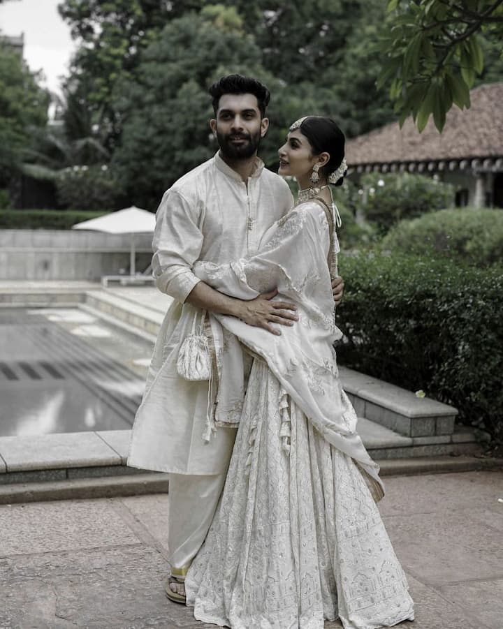‘नागिन’ फेम मौनी रॉय (Mouni Roy) ने 27 जनवरी 2022 को बिजनेमैस सूरज नांबियार के साथ गोवा में शादी की थी. शादी के बाद एक्ट्रेस पहली बार करवा चौथ का व्रत रखेंगी.