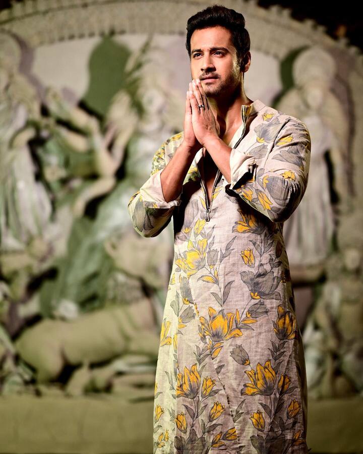 এছাড়াও দেখা যাবে, মিজান জাফরি (Meezaan Jafri), ওয়ারিনা হুসেন (Warina Hussain), লিলিতে দুবে (Lillete Dubey), প্রিয়া প্রকাশ ভ্যারিয়ার (Priya Prakash Varrier)-কে।