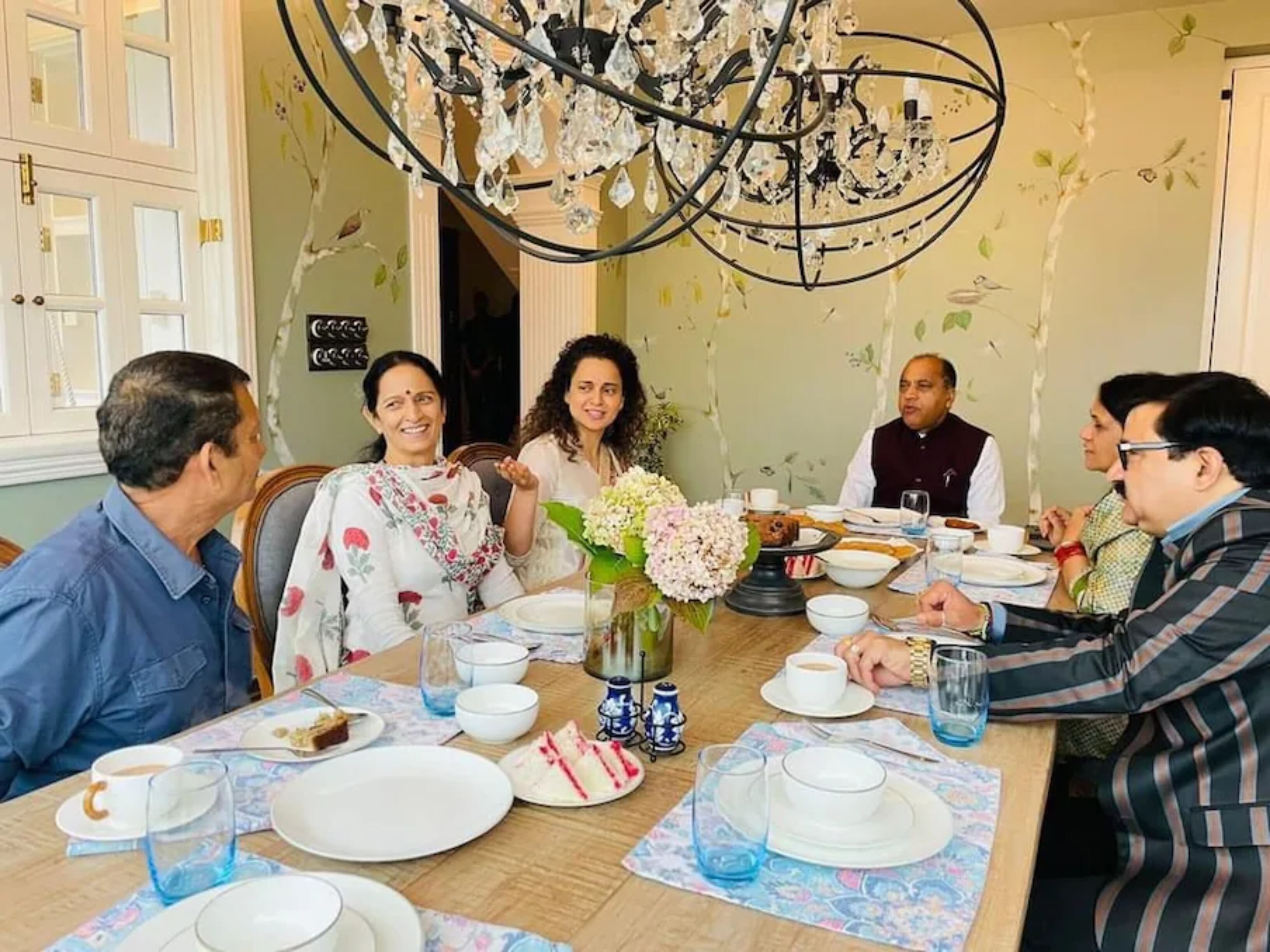 Kangana Post: मनाली में मुख्यमंत्री से मिलीं कंगना रनौत, हिमाचली नाश्ते से यूं किया उनका स्वागत