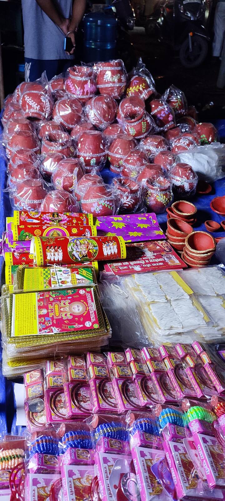 दिल्ली के कालकाजी इलाके में हर त्योहार पर बाजार सज जाते हैं. रक्षाबंधन, जन्माष्टमी, गणेश चतुर्थी जैसे त्योहारों के लिए दुकानें लगती हैं. और दिवाली तक यहां पर खूब रौनक देखने को मिलती है. करवा चौथ के लिए भी एक महीने पहले से ही करवा चौथ की पूजा में इस्तेमाल होने वाले सामान की दुकानें, पकवान, मेहंदी वाले यहां अपनी दुकानें लगा लेते हैं. लेकिन पिछले दिनों हुई बारिश के चलते बाजार लगने में देरी हुई. लेकिन जैसे ही सोमवार को जब बारिश बंद हुई. तो उसके बाद यह बाजार एक बार फिर से सज गया है.