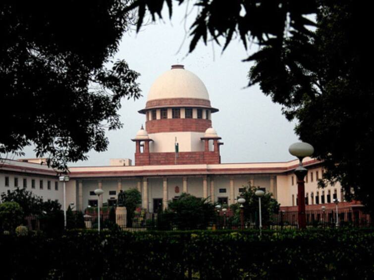 Supreme Court on agreed to hear the plea of group of opposition parties on misuse of central probe agencies 'Misuse' of Central Probe Agencies: ईडी आणि सीबीआयविरोधात देशातील 14 विरोधी पक्षांची सर्वोच्च न्यायालयात धाव; विरोधकांची मार्गदर्शक तत्त्वांची मागणी