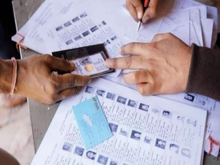 In Madhya Pradesh, the election officers reaching the college to add the names of voters to the voter list MP News: वोटर लिस्ट में नाम जोड़ने के लिए कॉलेज पहुंच रहे निर्वाचन अधिकारी, 10 दिन तक चलेगा अभियान