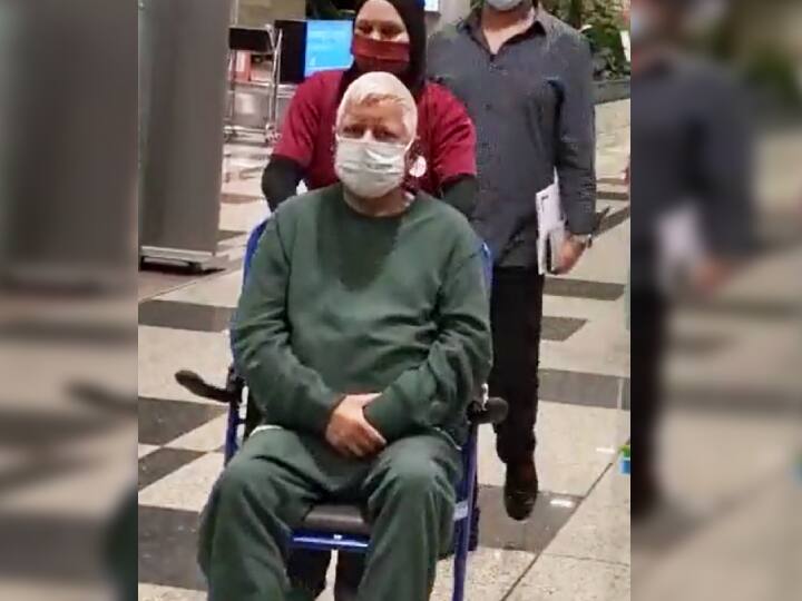 आरजेडी सुप्रीमो लालू प्रसाद यादव बुधवार की सुबह सिंगापुर पहुंचे. यहां उनकी बेटी रोहिणी आचार्य रिसीव करने के लिए खुद एयरपोर्ट पहुंचीं थीं. लालू यादव व्हीलचेयर पर बैठकर बाहर निकले.