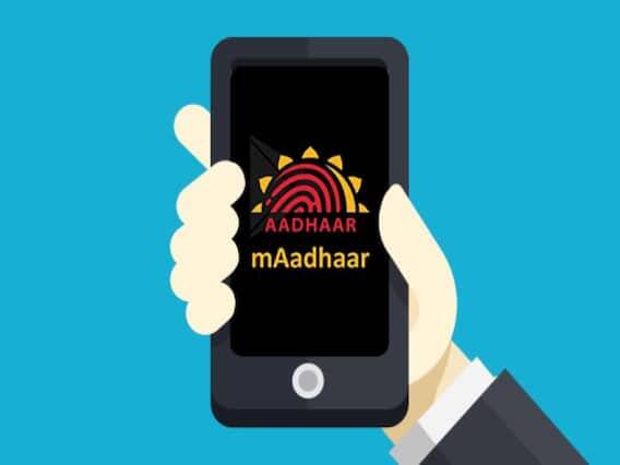 દેશના દરેક નાગરિક માટે આધાર કાર્ડ હોવું ખૂબ જ જરૂરી છે. આધાર કાર્ડ યુનિક આઈડેન્ટિફિકેશન ઓથોરિટી ઓફ ઈન્ડિયા (UIDAI) દ્વારા જારી કરવામાં આવે છે. તે 12 અંકોનો છે. શું તમે જાણો છો કે આધાર કાર્ડના કેટલા પ્રકાર છે? આધારમાં તમારું નામ, જન્મ તારીખ, મોબાઈલ નંબર, ફોટોગ્રાફ અને બાયોમેટ્રિક્સ સહિતની ઘણી અંગત માહિતી હોય છે. આધાર કાર્ડના 4 પ્રકાર છે. દરેક આધારમાં અલગ-અલગ સુવિધાઓ હોય છે. આ તમામ આધાર કાર્ડનો નંબર એક જ છે. આધારના પ્રકારો અને તેમની વિશેષતાઓ જુઓ.