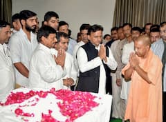 IN PICS: इन 20 तस्वीरों में देखें, बॉलीवुड से लेकर दिग्गज नेताओं तक मुलायम सिंह यादव के अंतिम संस्कार में कौन-कौन हुआ शामिल?
