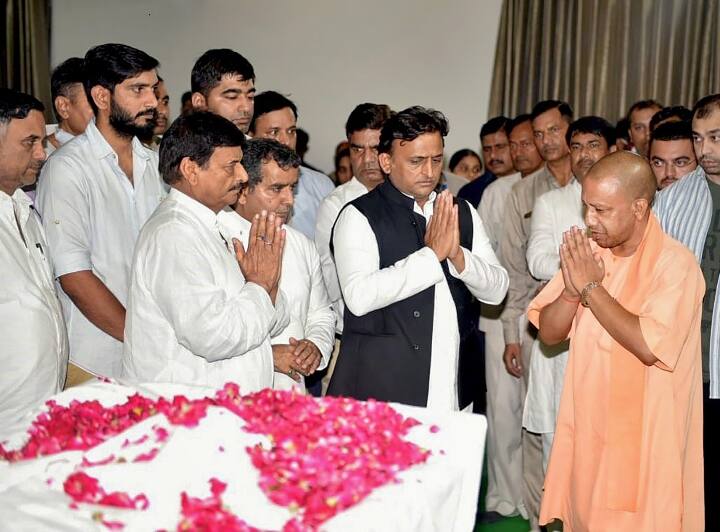 मुलायम सिंह यादव के निधन पर सबसे पहले सैफई पहुंचने वालों में सीएम योगी आदित्यनाथ भी थे. उन्होंने सोमवार को ही सैफई पहुंचकर नेताजी को श्रद्धांजलि दी.