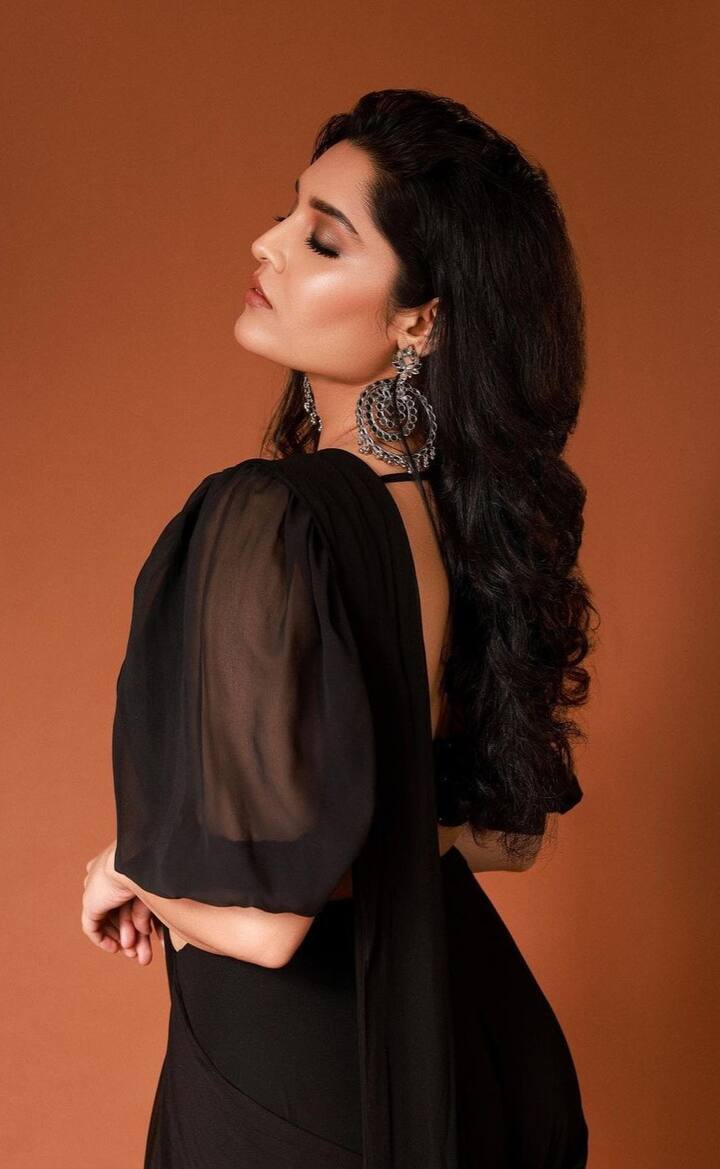 ரெட்டை ஜடை பின்னலத்தான் கட்டும் ரிப்பன் கருப்பு தான்